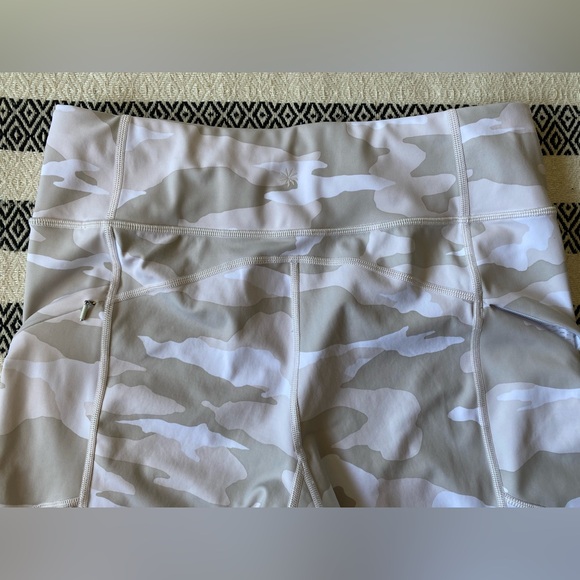 Athleta Light Camo Print 7/8 Leggings - Large - Picture 4 of 11